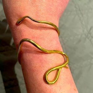 Solid gold women's snake bracelet